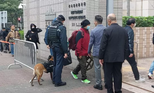 等候進入公眾區的市民排隊入庭。巴士的報記者攝