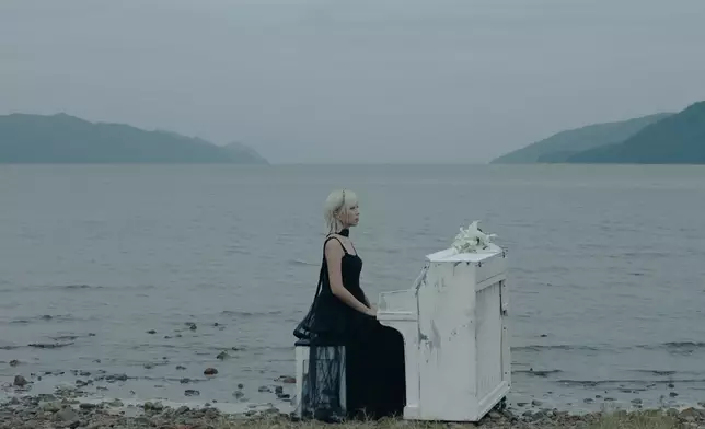 阿左在海邊拍新歌MV。