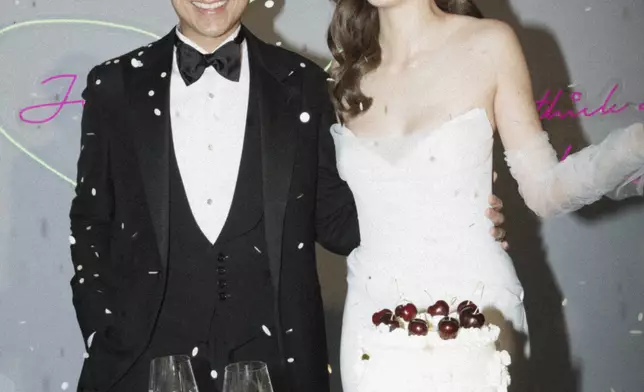 今日（20日）兩人透過公關公司向傳媒發布婚照。