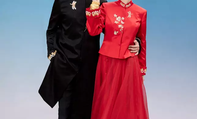 兩人跟隨傳統穿上中式禮服。