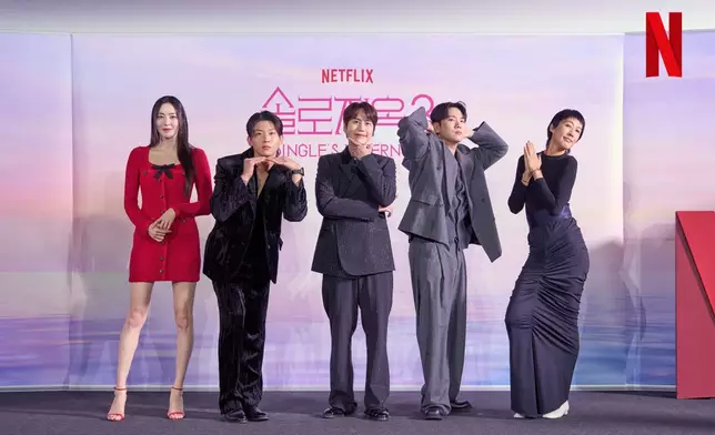 第2季參加者Dex（左二）加入了第3季的主持人陣容（Netflix Korea圖片）