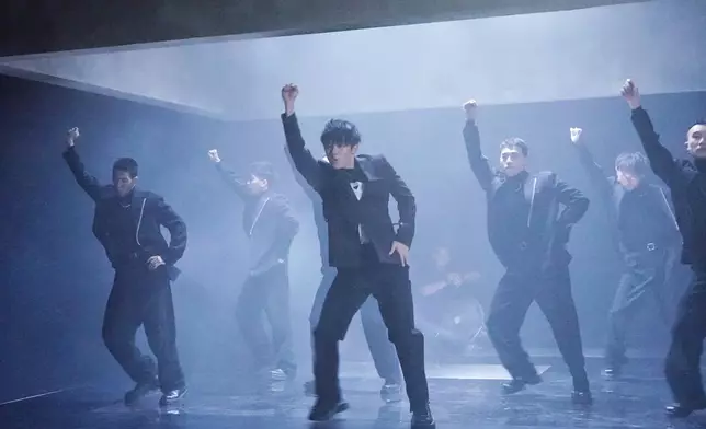 陳卓賢（Ian）在新歌在《夜視鏡》MV中，首度成為跳唱擔當。