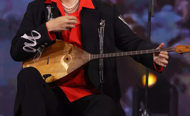 迪瑪希演奏哈薩克斯坦的傳統樂器DOMBRA。