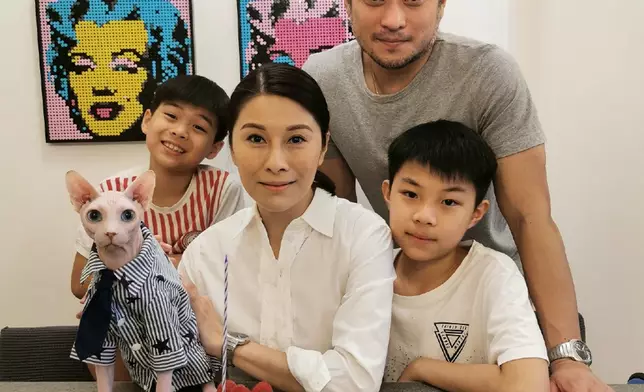 2006年她與盧惠光離婚，翌年再嫁給任職美容醫生的老公，再誕下兩名兒子。