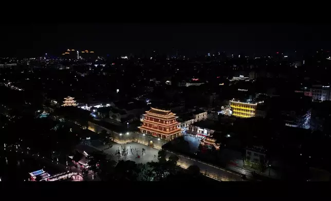 潮州巿街頭的璀璨夜景。