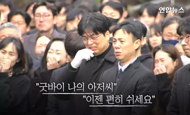 現場多位好友難掩悲痛之情（影片截圖）