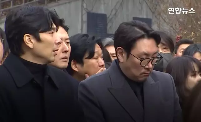 眾人對李善均依依不捨（影片截圖）