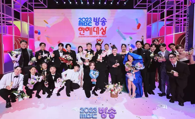 「2023 MBC演藝大賞」得獎者大合照（MBC官方FB圖片）