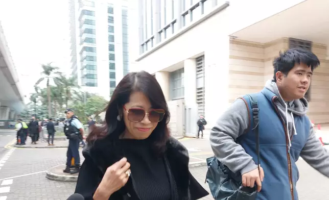 黎智英太太李韻琴及幼子黎順恩(右)大約一點左右離開法院，未有回應記者提問。《巴士的報》記者攝