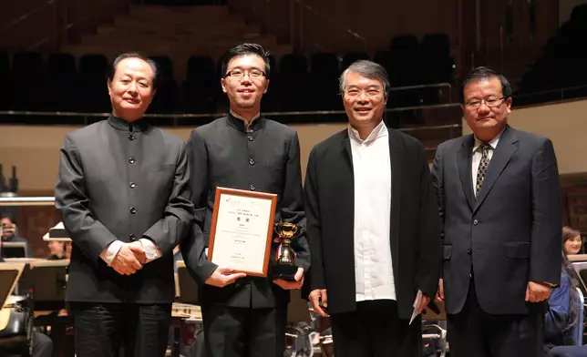 郭健明於香港中樂團創辦的第一屆「 國際中樂指揮大賽」獲得季軍及香港優秀青年指揮獎。