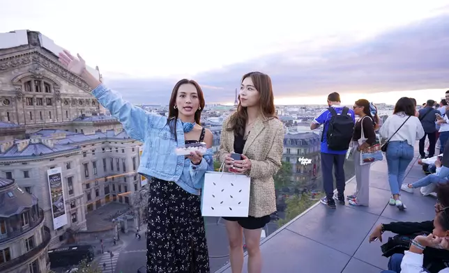 Jessica及Christy來到老佛爺百貨頂樓欣賞巴黎日落。