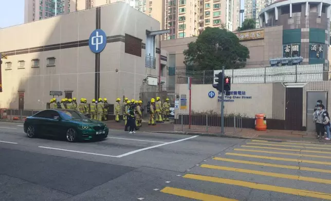 消防員到牙鷹洲街變電站了解。 資料圖片