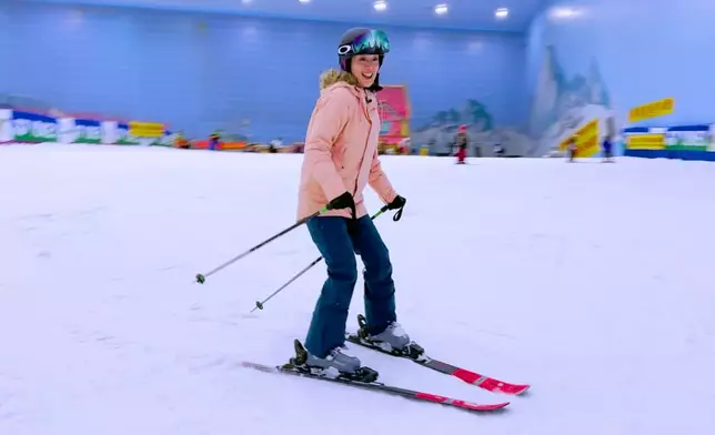 美儀自攜滑雪服裝到場順道露兩手，有姿勢有實際。