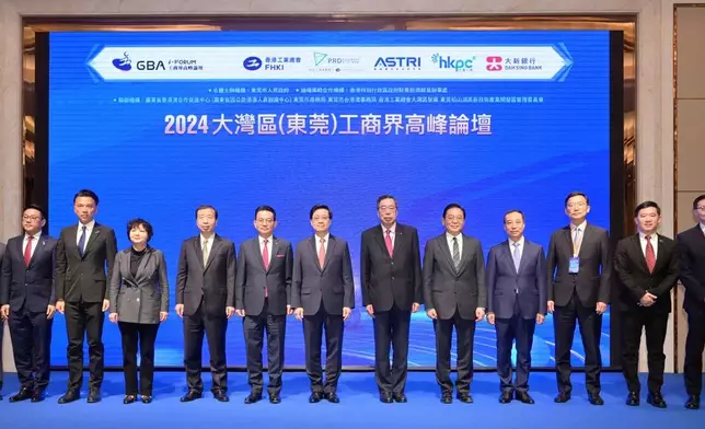 行政長官李家超在東莞出席2024大灣區（東莞）工商界高峰論壇。圖示（左四起）廣東省港澳事務辦公室主任李煥春、廣東省人大常委會副主任兼東莞市委書記肖亞非、香港工業總會主席莊子雄、李家超、立法會主席梁君彥、立法會議員林健鋒、東莞市委副書記兼東莞市市長呂成蹊，以及其他嘉賓在高峰論壇合照。政府新聞處圖片
