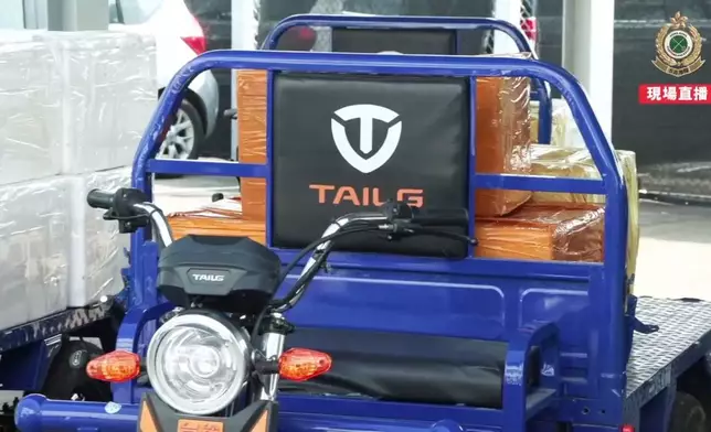 涉案的電動三輪車。香港海關FB短片截圖