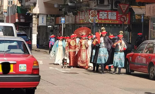 有新人結婚，與兄弟姊妹團一行十多人，以「古裝打扮」出巡。（FB圖片）