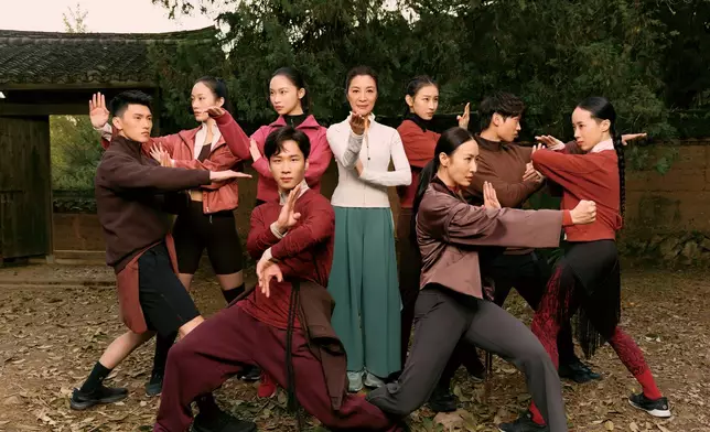 楊紫瓊與舞劇《詠春》八位舞者合作為運動服裝品牌lululemon拍攝《新春，詠春》主題短片喜迎龍年。