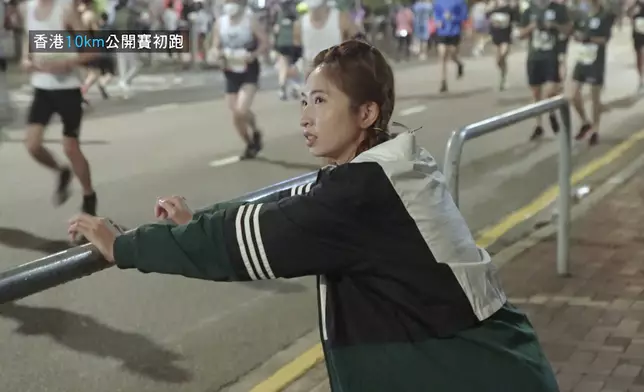 香港10公里公開賽初跑的Pony於凌晨熱身。