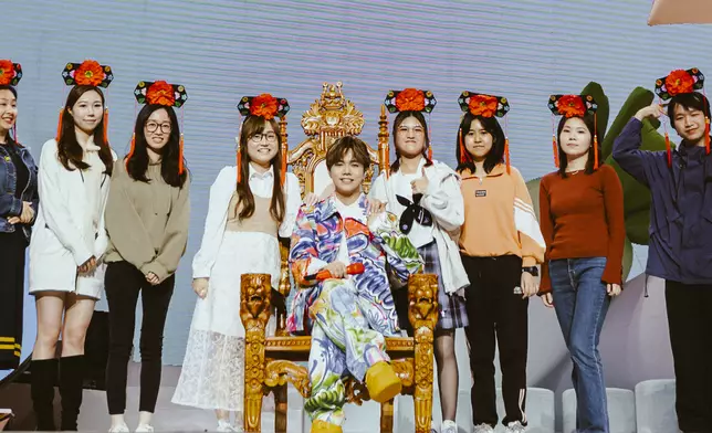 10位歌迷全部帶上「清朝旗頭」變身「妃子」，跟有外號「皇上」的軒仔玩「爭櫈仔」。