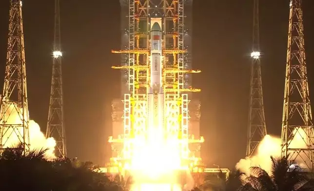 搭載天舟七號貨運飛船的長征七號遙八運載火箭，17日晚10時27分在海南文昌航天發射場點火發射。(微博圖片)