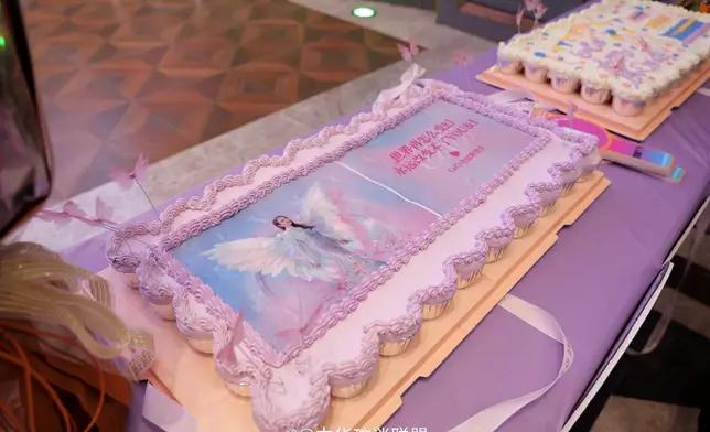 生日蛋糕上印有李玟的照片。