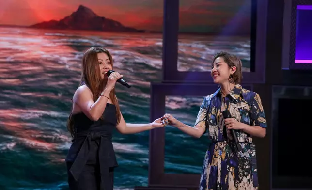 陳俞霏（右）+李佳合唱《姊妹》。