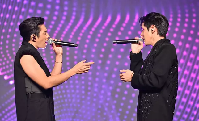 甫開場，JAMFILM現身合唱歌曲《True Love》。