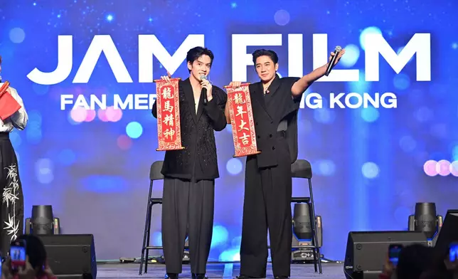 兩人其後又拿着揮春學講「龍馬精神」、「龍年大吉」等吉祥語。