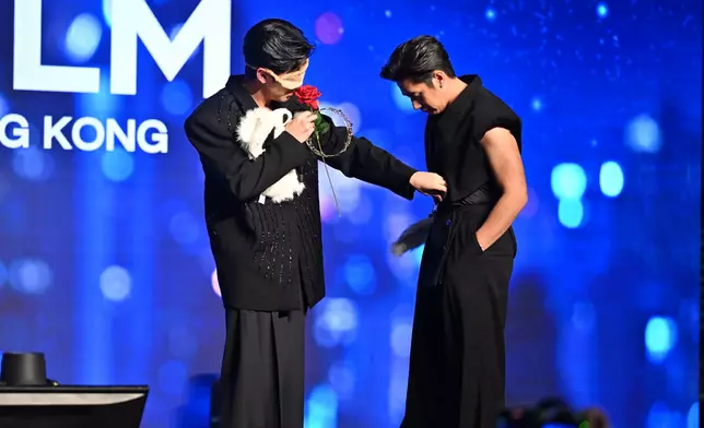 兩人要以不同身體部位來搬運物件的《愛的搬運工》。