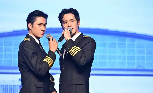 最驚喜的是兩人換上劇集《衝上雲霄》的機師Look現身的環節。