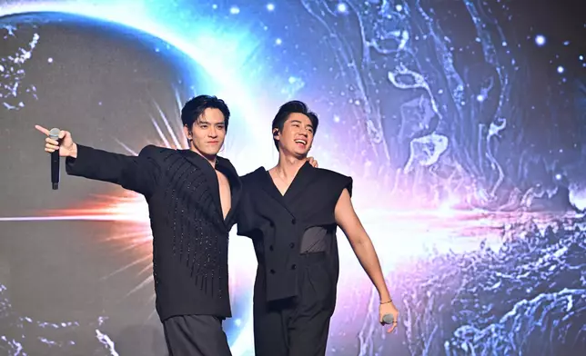 主持人大爆相約JamFilm食北京填鴨，由於兩人要保持身材，所以一件荳沙窩餅兩份食，