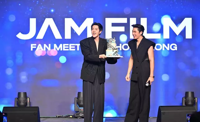 Film特意捧出生日蛋糕為2月8日生日的Jam預先慶祝。