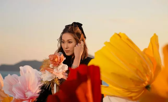 鍾嘉欣特地回港拍攝HOY TV大型新春節目《龍騰灣區歡樂年》。