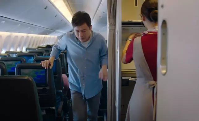 日前一集，飾演乘客嘅杜大偉喺機上突然不適倒地。