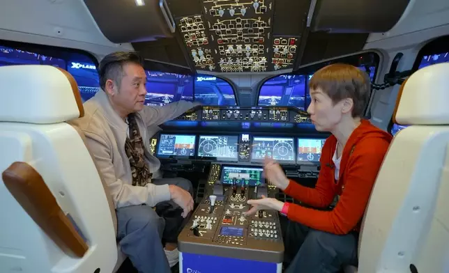 有一架中國首部商用機C919嘅模擬駕駛艙，美儀姐試坐之餘，仲食住《飛常》熱話自己由Head姐升呢做機師。