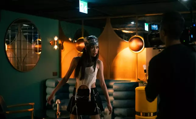 貫徹以往作風，繼續自己一手包辦作曲填詞。