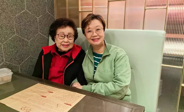 曾在《真情》擔任編審和編劇的陳寶華在IG貼出與「容姨」的合照！
