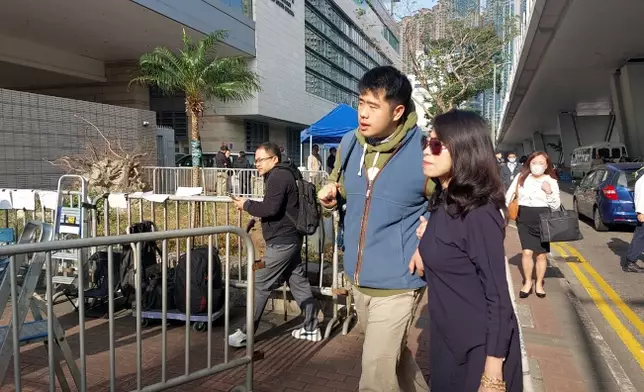 黎智英妻兒到庭聽審。 巴士的報記者攝