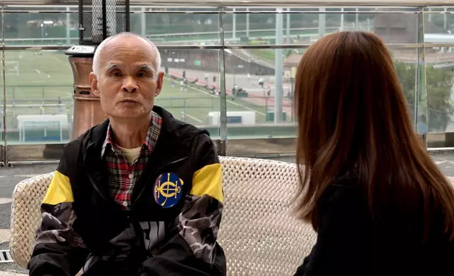 黃伯透過「賽馬會樂齡同行計劃」得到社工介入和協助，最終打開心扉、走出困境，重拾社交生活。