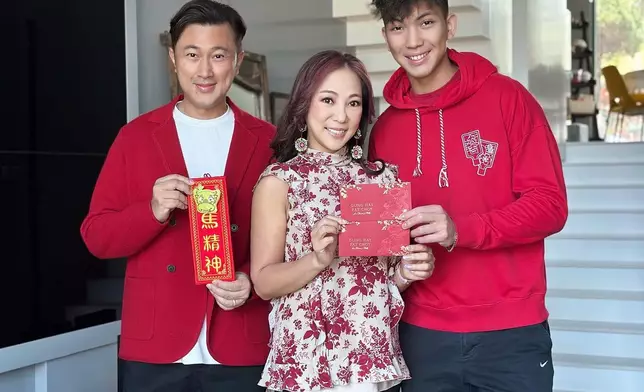 程瑤更帶同兒子朱震軒（右）一起參與活動。