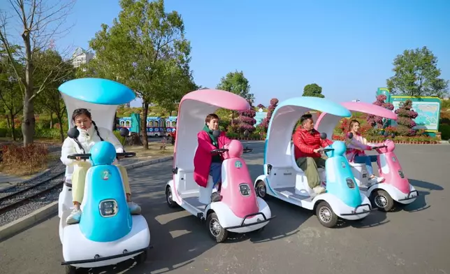 四人在千花洲生態園區體驗「自駕遊」，又到花海風車打卡。