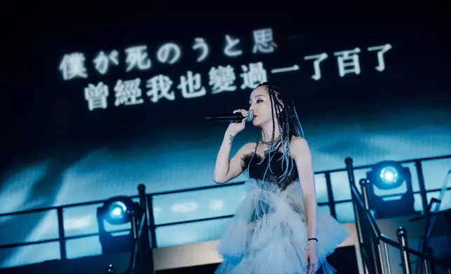 中島美嘉演唱代表名曲《曾經我也想過一了百了》時，台上螢光幕的字幕卻打錯字。