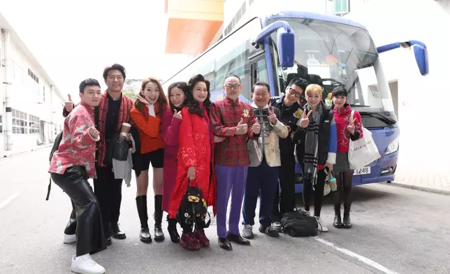 《愛•回家之開心速遞》演員由電視城出發，前往深圳與內地的粉絲會面。