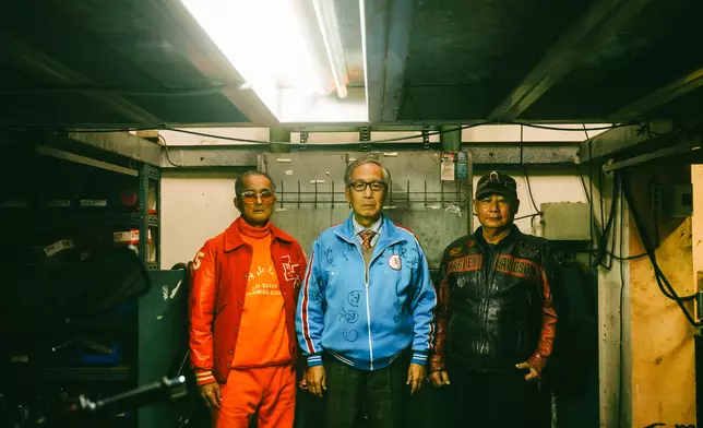 MV由三位台灣老人擔任男主角。