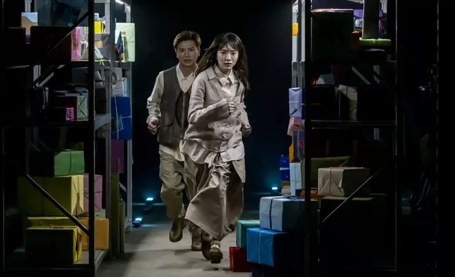 釗峰與Alma身處於「愛情遺憾倉庫」