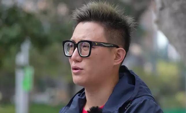 劉可含淚憶述與亡父往事。