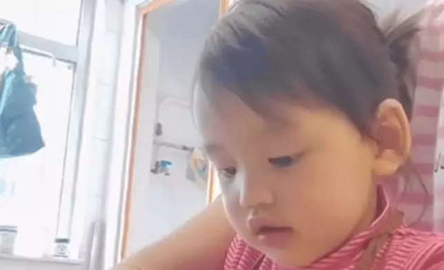 「Sir Face」在工人姐姐協助下親手為媽媽製作香蕉生日蛋糕.