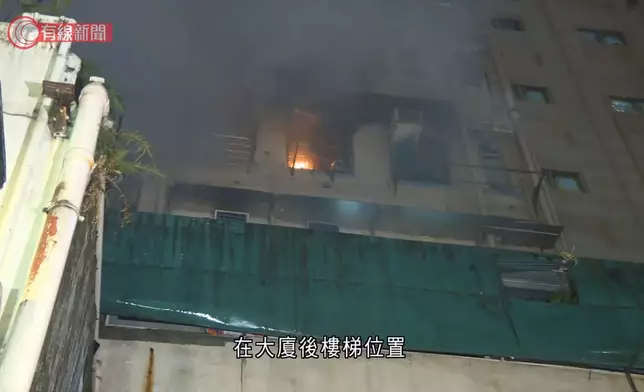 荃灣沙咀道唐樓劏房凌晨起火，5人送院，其中一名女子危殆。有線新聞影片截圖