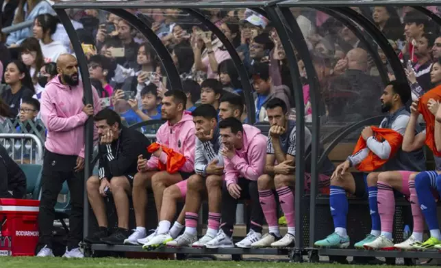 「球王」美斯日前隨國際邁亞密訪港，與香港隊合演表演賽，卻坐足全場，引起在場大批球迷不滿，噓聲四起。（AP圖片）