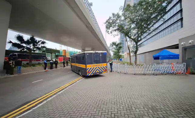陳沛敏由囚車送離法院 (巴士的報記者攝)